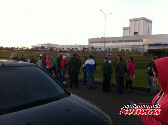 Sindicalistas se
manifestam em frente a indústria Lactalis em Três de Maio - foto 3