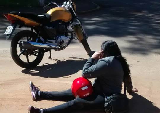 Mulher sofre queda com motocicleta e fica ferida no centro de Ijuí - foto 2