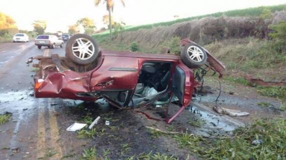 Motorista 

do veículo seguia sentido Seberi/FW quando saiu da pista, se chocou em uma árvore e capotou