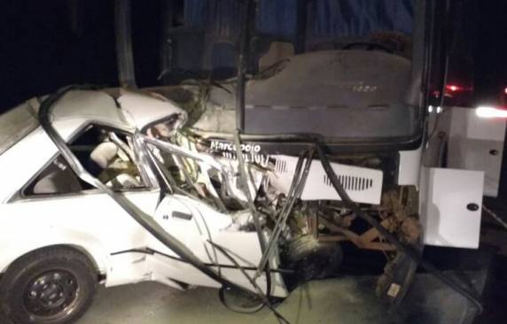 Colisão entre automóvel e ônibus mata casal na madrugada