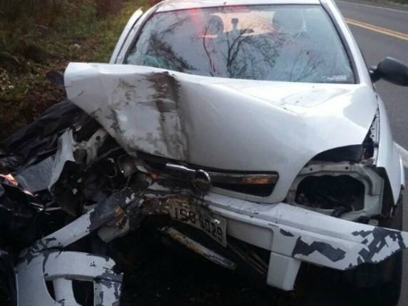 Motorista de 19 anos perdeu controle do veículo e bateu em árvore