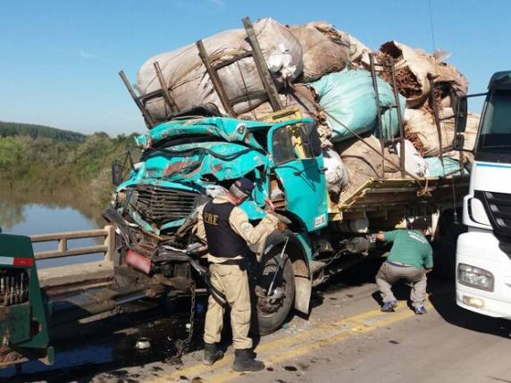 Acidente ocorreu no km 148 da BR-290, na cidade de Arroio dos Ratos