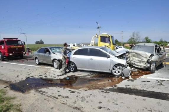 Colisão envolveu um Ka, um Corolla e um Focus