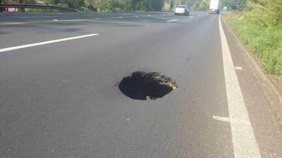 Cratera, aberta nesta segunda-feira, tem 50 cm de largura e 40 cm de profundidade