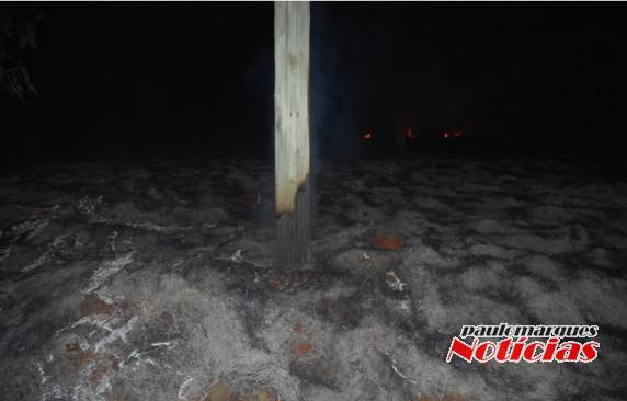 Bombeiros combatem incêndio em vegetação seca na Área Industrial em Três de Maio; VEJA VÍDEO - foto 2