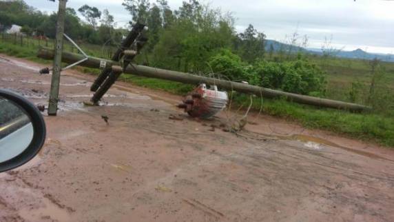 Postes e árvores caíram prejudicando o fornecimento de energia