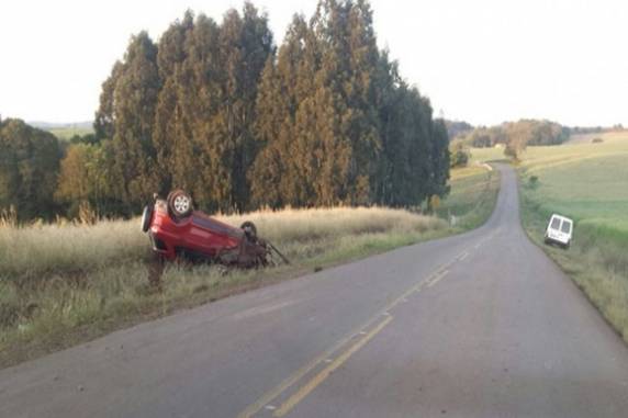 Veículo capotou após atingir rodado de caminhão que estava na pista