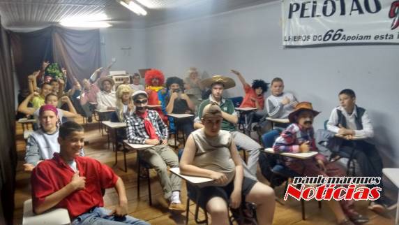 Projeto Pelotão Mirim se
apresentou na Escola Germano Dockhorn - foto 2