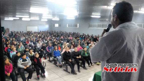 Professor “João Aventura” e seus alunos se apresentaram para uma grande plateia 