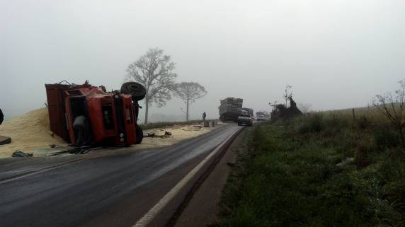 Acidente entre
dois caminhões resulta em morte na 324 - foto 5