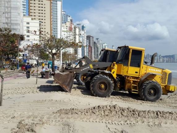 Em Balneário Camboriú, 

limpeza de avenida deve durar dois dias