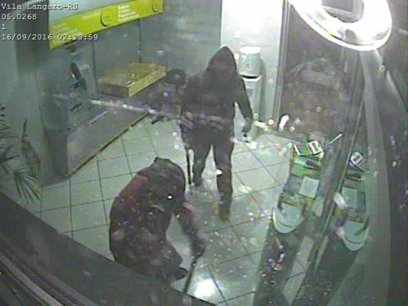 Bandidos atacam 

agência do Banco Sicredi em Vila Lângaro - foto 2