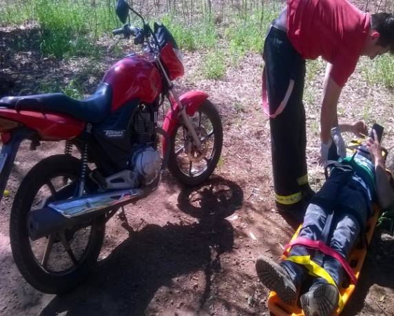 Condutor da moto foi levado ferido ao hospital