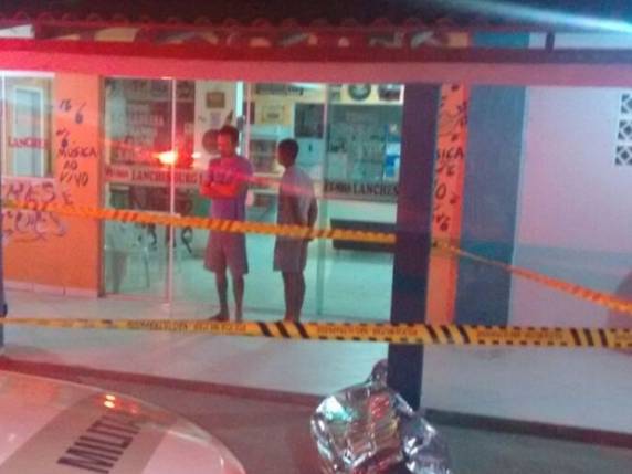 Crime ocorreu na madrugada deste sábado 

(17) em frente a bar da cidade