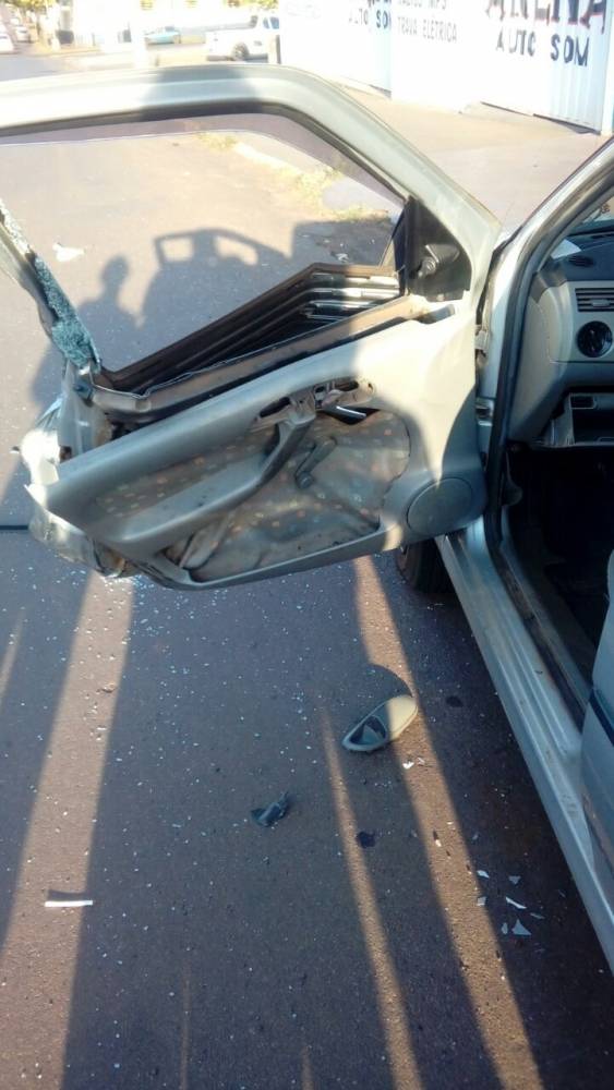 Porta de automóvel fica destruída ao ser aberta no centro de Ijuí - foto 2