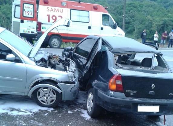 Acidente envolvendo três carros na SC-108, em Guaramirim-SC - foto 3