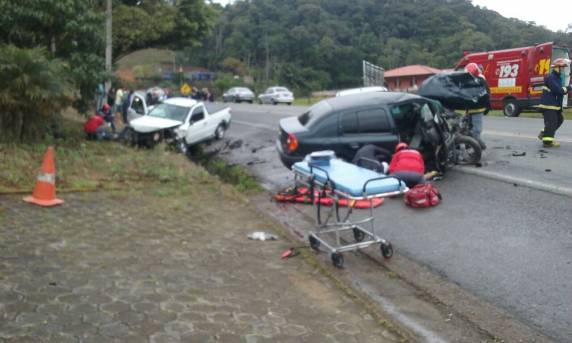 Acidente envolvendo três carros na SC-108, em Guaramirim-SC - foto 2