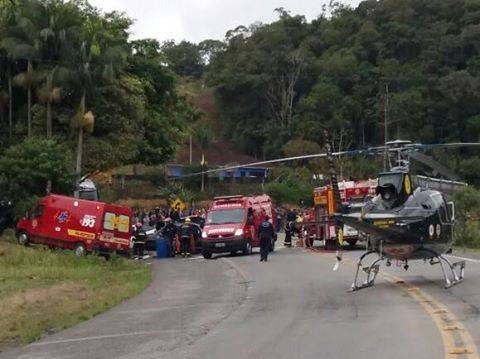 Acidente envolvendo três carros na SC-108, em Guaramirim-SC - foto 7