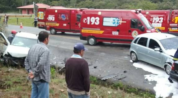 Acidente envolvendo três carros na SC-108, em Guaramirim-SC - foto 5