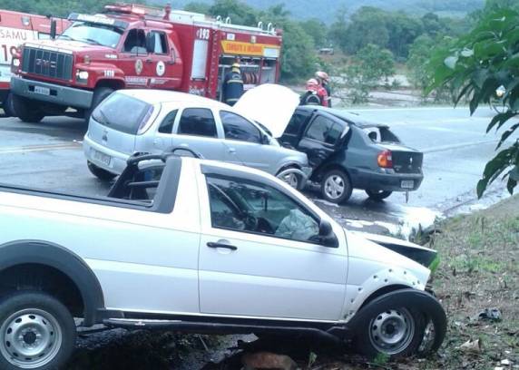 Acidente envolvendo três carros na SC-108, em Guaramirim-SC - foto 4