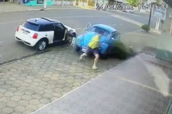 Câmera de segurança de uma loja gravou o acidente, que aconteceu na cidade de Cruz 

Machado