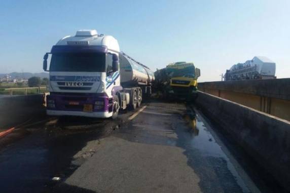 Acidente ocorreu na ponte sobre o Itajaí-Açu