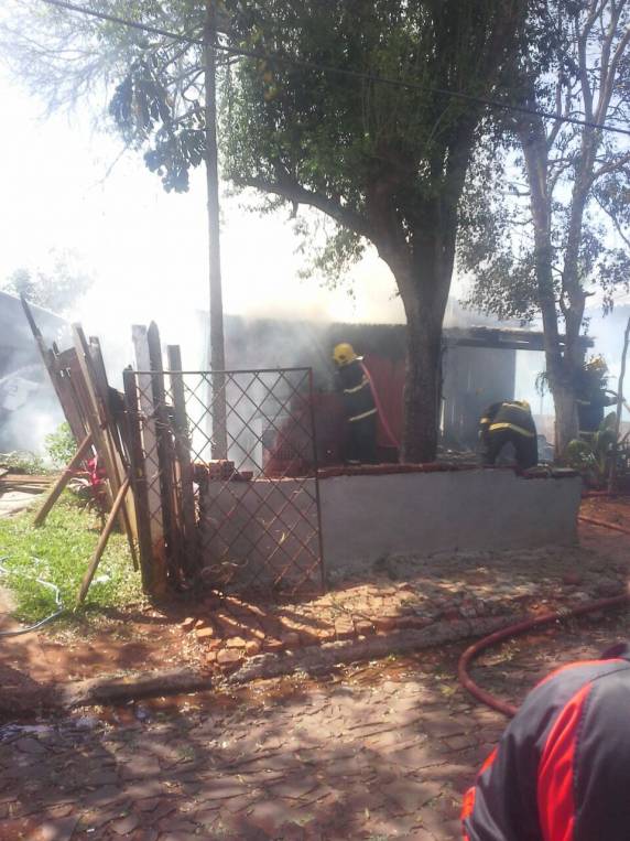 Corpo de Bombeiros combatem incêndio em residência em Ijuí - foto 2