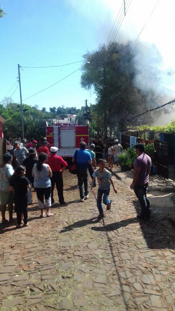 Corpo de Bombeiros combatem incêndio em residência em Ijuí - foto 4