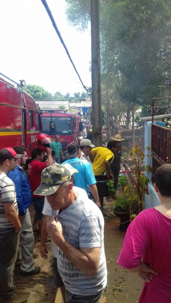 Corpo de Bombeiros combatem incêndio em residência em Ijuí - foto 5