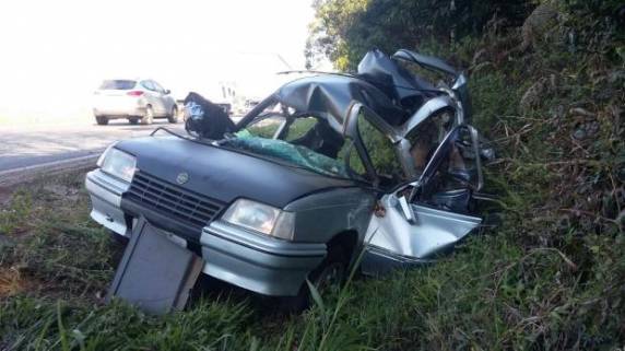 Caminhão bateu atrás de um Kadett no km 402 da rodovia