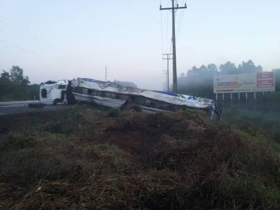 Caminhão com combustível capota e bloqueia ERS-122, em Bom Princípio - foto 3
