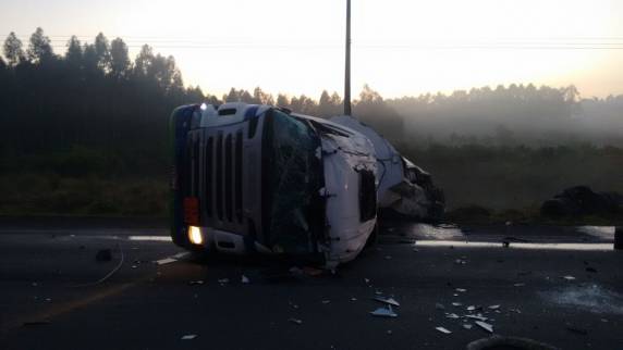 Caminhão com combustível capota e bloqueia ERS-122, em Bom Princípio - foto 2