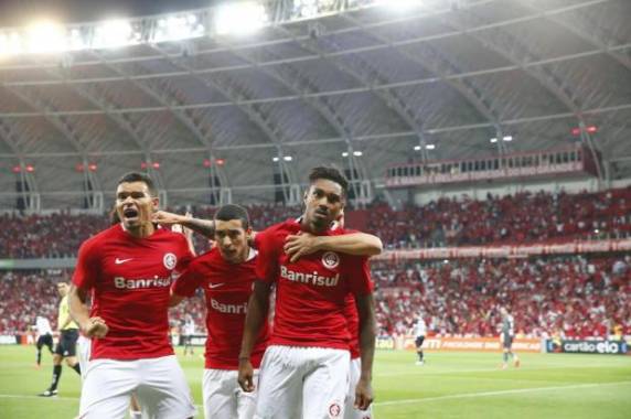 Vitinho, no início da partida, marcou o gol da vitória colorada