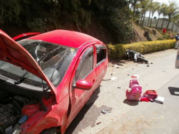 Carro se perdeu em uma curva e 

motociclista colidiu com o veículo