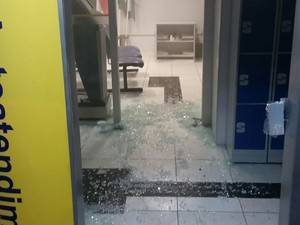 Assaltantes explodem agência e impedem 

com árvore chegada da PM - foto 2