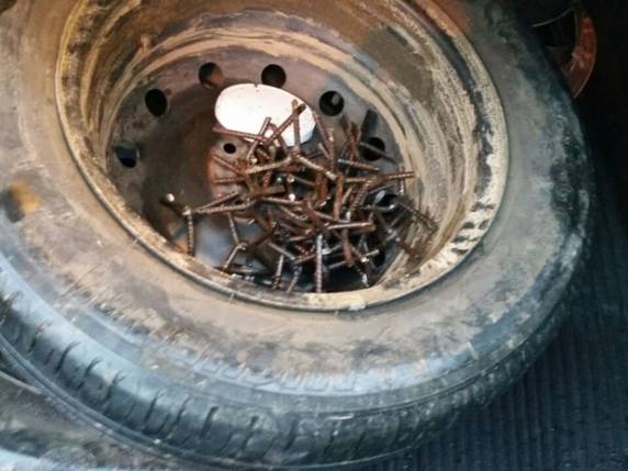 Assaltantes explodem agência e impedem 

com árvore chegada da PM - foto 3