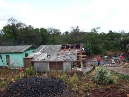 Grave temporal deixou grandes
estragos em Crissiumal - foto 2