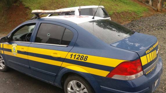 Criminosos tombam carro-forte e trocam tiros com a polícia
em SC - foto 2