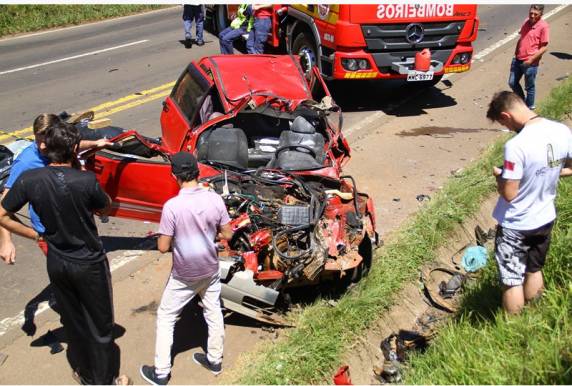 Acidente entre carro e moto foi em Ponte Serrada na manhã deste domingo