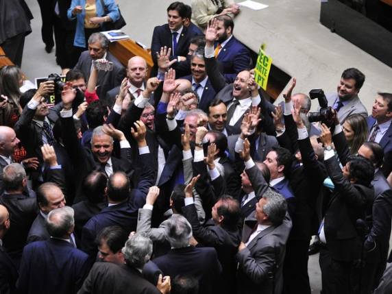 Dezoito deputados gaúchos foram a favor, oito votaram contra