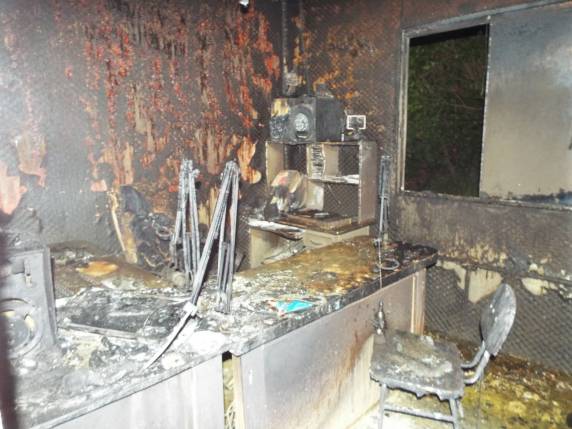 Emissora
de radio é destruída por incêndio - foto 3
