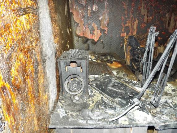 Emissora
de radio é destruída por incêndio - foto 2