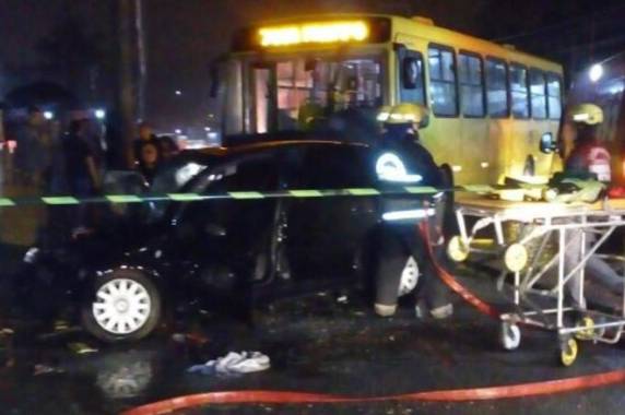 Jovem morre em acidente entre carro e ônibus 

em Joinville - foto 2