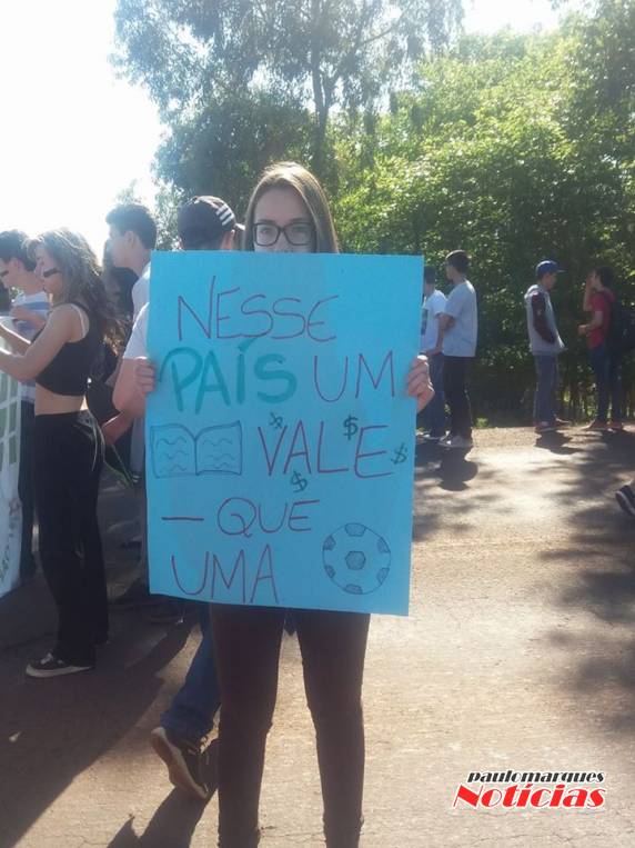Estudantes do IFF de Santo Augusto
protestam contra a aprovação da Pec 241 - foto 4