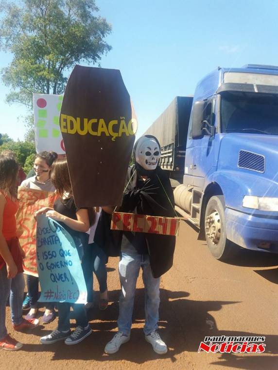 Estudantes do IFF de Santo Augusto
protestam contra a aprovação da Pec 241 - foto 3