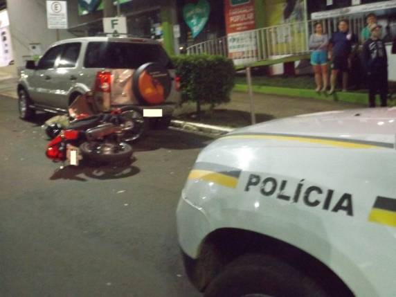 Moto colidiu em caminhoneta estacionada na avenida