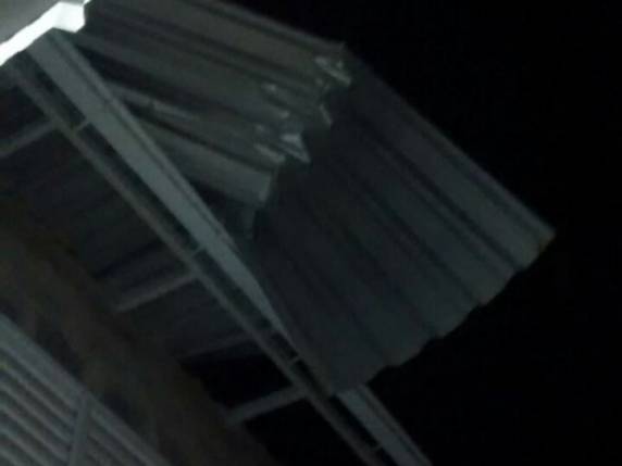 Vendaval derruba árvores e destelha casas no Sul de SC - foto 2