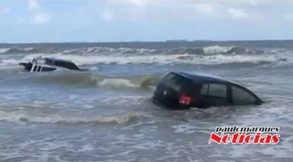 Duas pessoas precisaram ser retiradas do mar depois que o carro onde elas estavam foi carregado por uma onda