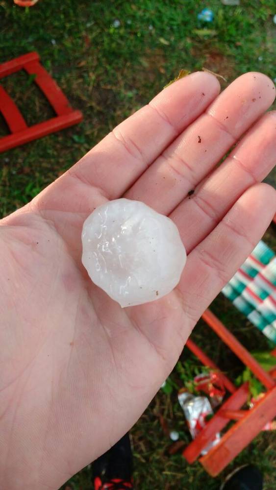 Temporal com granizo danifica casas e carros na Serra - foto 4