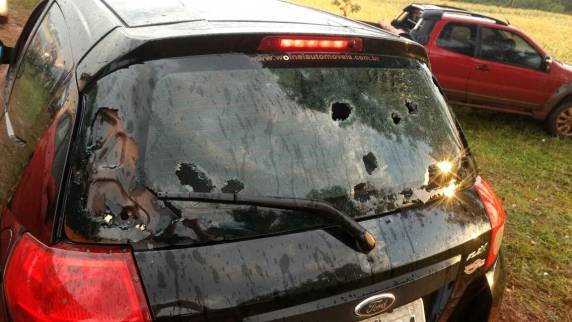 Carro foi danificado pelo granizo